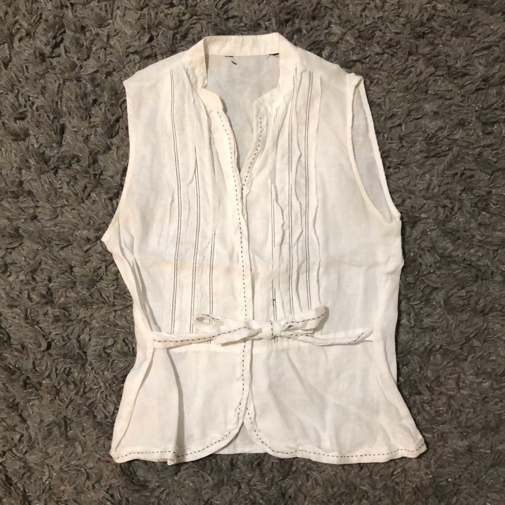 Very cute boutique blouse with black stitching.